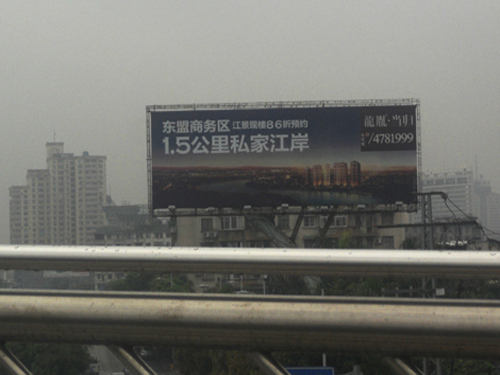 东盟商务区高炮广告